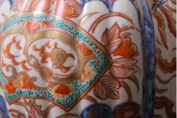 アンティーク雑貨　江戸中期　箱付き　華やかな金襴手が美しい鶴首徳利一対(花瓶、花器)(R-038055)