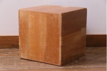 レトロ雑貨　昭和レトロ　キューブ型の大きな積み木【立方体・大】(飾り台、ディスプレイ雑貨)(R-038069)