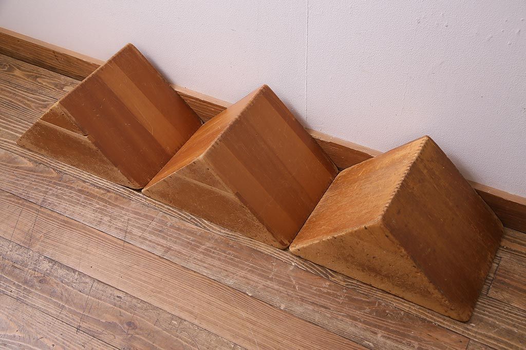 レトロ雑貨　昭和レトロ　大きな積み木セット【三角形・大/3ヶ組】(飾り台、ディスプレイ雑貨)(R-038076)