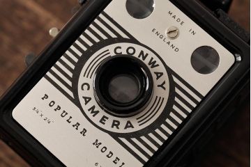 ヴィンテージ雑貨　イギリスビンテージ　CONWAY(コンウェイ)　ボックスカメラ　ポピュラーモデル　ヴィンテージカメラ(R-038097)