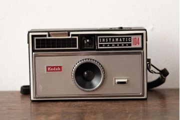 アンティーク雑貨　イギリスヴィンテージ　Kodak(コダック)　INSTAMATIC(インスタマチック)104　ケース付き　レトロで格好いいビンテージカメラ(R-038098)
