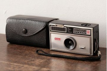 アンティーク雑貨　イギリスヴィンテージ　Kodak(コダック)　INSTAMATIC(インスタマチック)104　ケース付き　レトロで格好いいビンテージカメラ(R-038098)