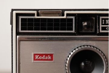 アンティーク雑貨　イギリスヴィンテージ　Kodak(コダック)　INSTAMATIC(インスタマチック)104　ケース付き　レトロで格好いいビンテージカメラ(R-038098)