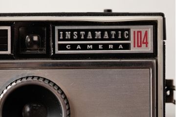 アンティーク雑貨　イギリスヴィンテージ　Kodak(コダック)　INSTAMATIC(インスタマチック)104　ケース付き　レトロで格好いいビンテージカメラ(R-038098)
