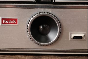 アンティーク雑貨　イギリスヴィンテージ　Kodak(コダック)　INSTAMATIC(インスタマチック)104　ケース付き　レトロで格好いいビンテージカメラ(R-038098)