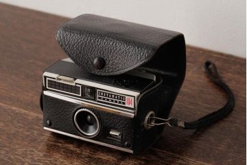 アンティーク雑貨　イギリスヴィンテージ　Kodak(コダック)　INSTAMATIC(インスタマチック)104　ケース付き　レトロで格好いいビンテージカメラ(R-038098)