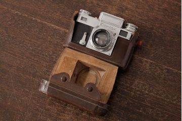 ジャンク品　アンティーク雑貨　希少品　CONTAX(コンタックス)　ZEISS IKON(ツァイスイコン) 　カメラ　ケース付き(R-038107)