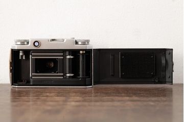 ビンテージ雑貨　KONICA(コニカ)2　B　ビンテージカメラ　ケース付き(クラシックカメラ)(R-038110)