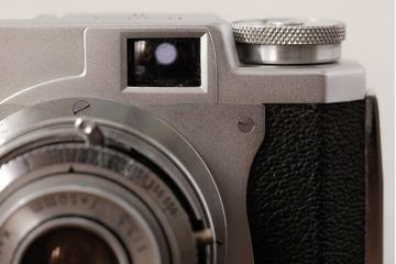 ビンテージ雑貨　KONICA(コニカ)2　B　ビンテージカメラ　ケース付き(クラシックカメラ)(R-038110)