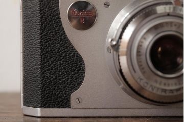 ビンテージ雑貨　KONICA(コニカ)2　B　ビンテージカメラ　ケース付き(クラシックカメラ)(R-038110)