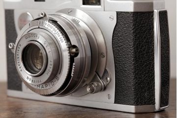 ビンテージ雑貨　KONICA(コニカ)2　B　ビンテージカメラ　ケース付き(クラシックカメラ)(R-038110)