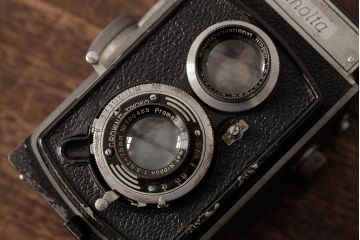 アンティーク雑貨　minolta flex(ミノルタ　フレックス)　二眼カメラ　ケース付き　独特の縦長フォルムがおしゃれなクラシックカメラ(R-038115)