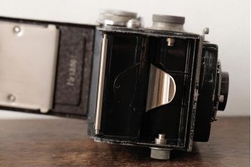 アンティーク雑貨　minolta flex(ミノルタ　フレックス)　二眼カメラ　ケース付き　独特の縦長フォルムがおしゃれなクラシックカメラ(R-038115)