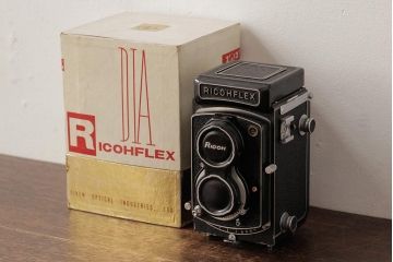 アンティーク雑貨　RICOHFLEX　DIA(リコーフレックス　ダイヤ)　箱付き　レトロな外観がおしゃれな二眼レフカメラ(R-038116)