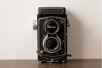 アンティーク雑貨　RICOHFLEX　DIA(リコーフレックス　ダイヤ)　箱付き　レトロな外観がおしゃれな二眼レフカメラ(R-038116)