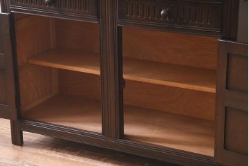 ヴィンテージ家具　イギリスビンテージ　ERCOL(アーコール)　Old Colonial(オールドコロニアル)　気品漂うカップボード(食器棚、本棚、飾り棚)(R-038122)