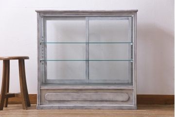 アンティーク家具　和製アンティーク　シャビーな風合いのペイントがおしゃれなガラスケース(ショーケース、陳列棚、飾り棚)(R-038123)