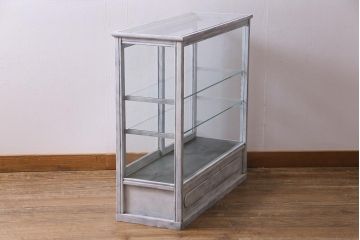 アンティーク家具　和製アンティーク　シャビーな風合いのペイントがおしゃれなガラスケース(ショーケース、陳列棚、飾り棚)(R-038123)