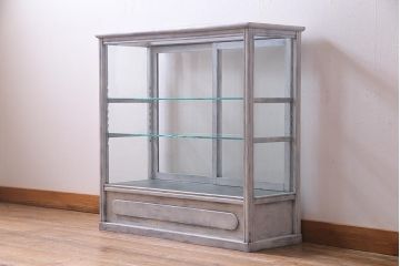 アンティーク家具　和製アンティーク　シャビーな風合いのペイントがおしゃれなガラスケース(ショーケース、陳列棚、飾り棚)(R-038123)