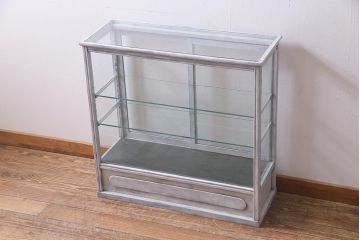 アンティーク家具　和製アンティーク　シャビーな風合いのペイントがおしゃれなガラスケース(ショーケース、陳列棚、飾り棚)(R-038123)