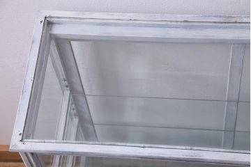 アンティーク家具　和製アンティーク　シャビーな風合いのペイントがおしゃれなガラスケース(ショーケース、陳列棚、飾り棚)(R-038123)