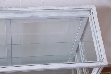 アンティーク家具　和製アンティーク　シャビーな風合いのペイントがおしゃれなガラスケース(ショーケース、陳列棚、飾り棚)(R-038123)