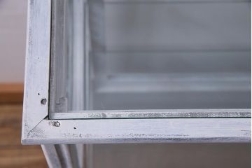 アンティーク家具　和製アンティーク　シャビーな風合いのペイントがおしゃれなガラスケース(ショーケース、陳列棚、飾り棚)(R-038123)