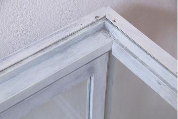 アンティーク家具　和製アンティーク　シャビーな風合いのペイントがおしゃれなガラスケース(ショーケース、陳列棚、飾り棚)(R-038123)