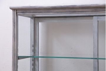 アンティーク家具　和製アンティーク　シャビーな風合いのペイントがおしゃれなガラスケース(ショーケース、陳列棚、飾り棚)(R-038123)