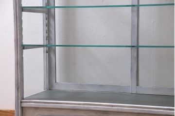 アンティーク家具　和製アンティーク　シャビーな風合いのペイントがおしゃれなガラスケース(ショーケース、陳列棚、飾り棚)(R-038123)