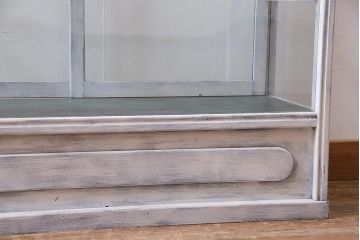 アンティーク家具　和製アンティーク　シャビーな風合いのペイントがおしゃれなガラスケース(ショーケース、陳列棚、飾り棚)(R-038123)