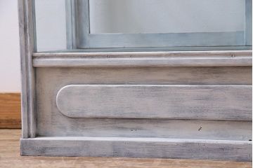 アンティーク家具　和製アンティーク　シャビーな風合いのペイントがおしゃれなガラスケース(ショーケース、陳列棚、飾り棚)(R-038123)