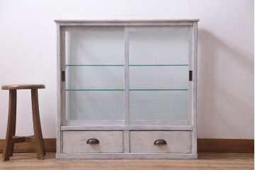 アンティーク家具　和製アンティーク　シャビーな風合いのペイントがおしゃれなガラスケース(ショーケース、陳列棚、飾り棚)(R-038123)