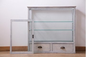 アンティーク家具　和製アンティーク　シャビーな風合いのペイントがおしゃれなガラスケース(ショーケース、陳列棚、飾り棚)(R-038123)