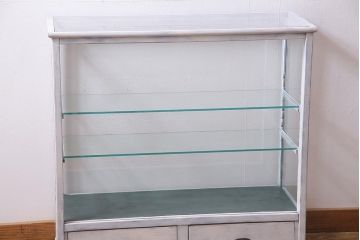 アンティーク家具　和製アンティーク　シャビーな風合いのペイントがおしゃれなガラスケース(ショーケース、陳列棚、飾り棚)(R-038123)