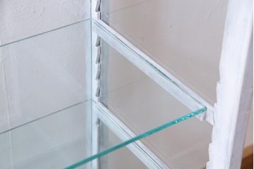 アンティーク家具　和製アンティーク　シャビーな風合いのペイントがおしゃれなガラスケース(ショーケース、陳列棚、飾り棚)(R-038123)