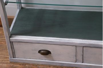 アンティーク家具　和製アンティーク　シャビーな風合いのペイントがおしゃれなガラスケース(ショーケース、陳列棚、飾り棚)(R-038123)