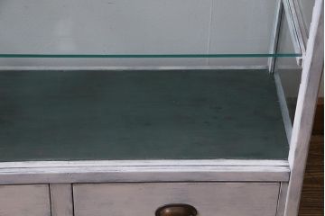 アンティーク家具　和製アンティーク　シャビーな風合いのペイントがおしゃれなガラスケース(ショーケース、陳列棚、飾り棚)(R-038123)