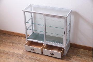 アンティーク家具　和製アンティーク　シャビーな風合いのペイントがおしゃれなガラスケース(ショーケース、陳列棚、飾り棚)(R-038123)