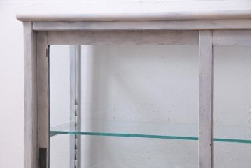 アンティーク家具　和製アンティーク　シャビーな風合いのペイントがおしゃれなガラスケース(ショーケース、陳列棚、飾り棚)(R-038123)