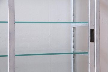 アンティーク家具　和製アンティーク　シャビーな風合いのペイントがおしゃれなガラスケース(ショーケース、陳列棚、飾り棚)(R-038123)