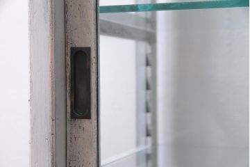 アンティーク家具　和製アンティーク　シャビーな風合いのペイントがおしゃれなガラスケース(ショーケース、陳列棚、飾り棚)(R-038123)