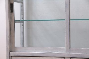 アンティーク家具　和製アンティーク　シャビーな風合いのペイントがおしゃれなガラスケース(ショーケース、陳列棚、飾り棚)(R-038123)