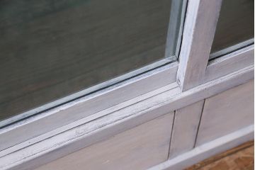 アンティーク家具　和製アンティーク　シャビーな風合いのペイントがおしゃれなガラスケース(ショーケース、陳列棚、飾り棚)(R-038123)