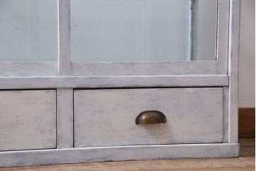 アンティーク家具　和製アンティーク　シャビーな風合いのペイントがおしゃれなガラスケース(ショーケース、陳列棚、飾り棚)(R-038123)