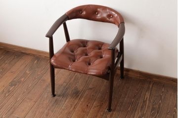 ビンテージ家具　和製　ボタン付きのレザーが格好いいアームチェア(チェア、椅子)(R-038125)