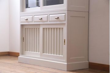 リメイク家具　中古　九州民芸家具　白と深緑のバイカラーがお洒落なペイントキャビネット(食器棚、収納棚)(R-038129)