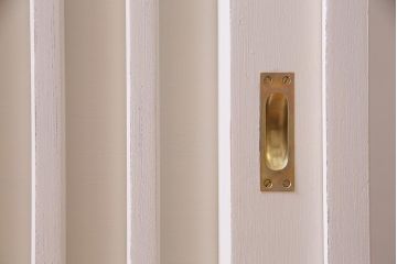 リメイク家具　中古　九州民芸家具　白と深緑のバイカラーがお洒落なペイントキャビネット(食器棚、収納棚)(R-038129)