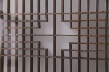 ラフジュ工房オリジナル　アンティーク古建具リメイク　すりガラス入り　組子模様が美しい重ね戸棚(書院戸、収納棚、キャビネット)(R-038131)