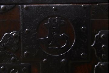 アンティーク家具　古民具・骨董　総ケヤキ材　江戸明治期　重厚な佇まいが魅力の船箪笥(舟箪笥、掛硯型、懸硯型、小引き出し)(R-038132)